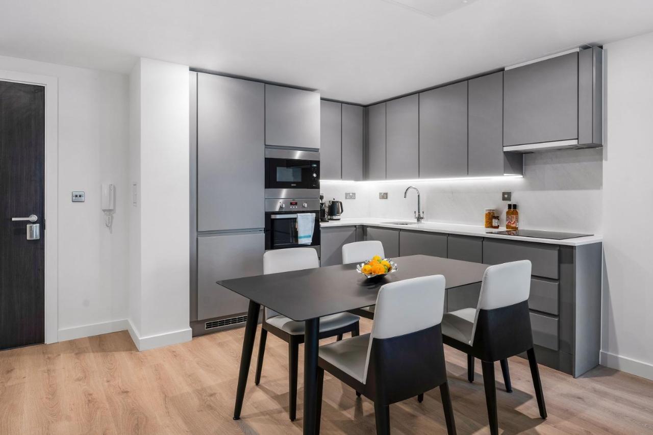 Citysuites 2 Aparthotel 맨체스터 외부 사진 The photo shows a modern kitchen with a sleek and minimalist design. The cabinetry features a gray finish, and there are built-in appliances, including an oven and possibly a microwave. The countertop is light-colored, providing contrast to the darke